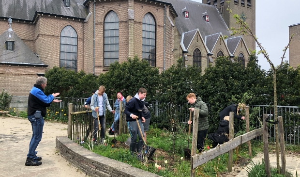 <p>Groen-leerlingen van het Clusius College planten bomen.</p>