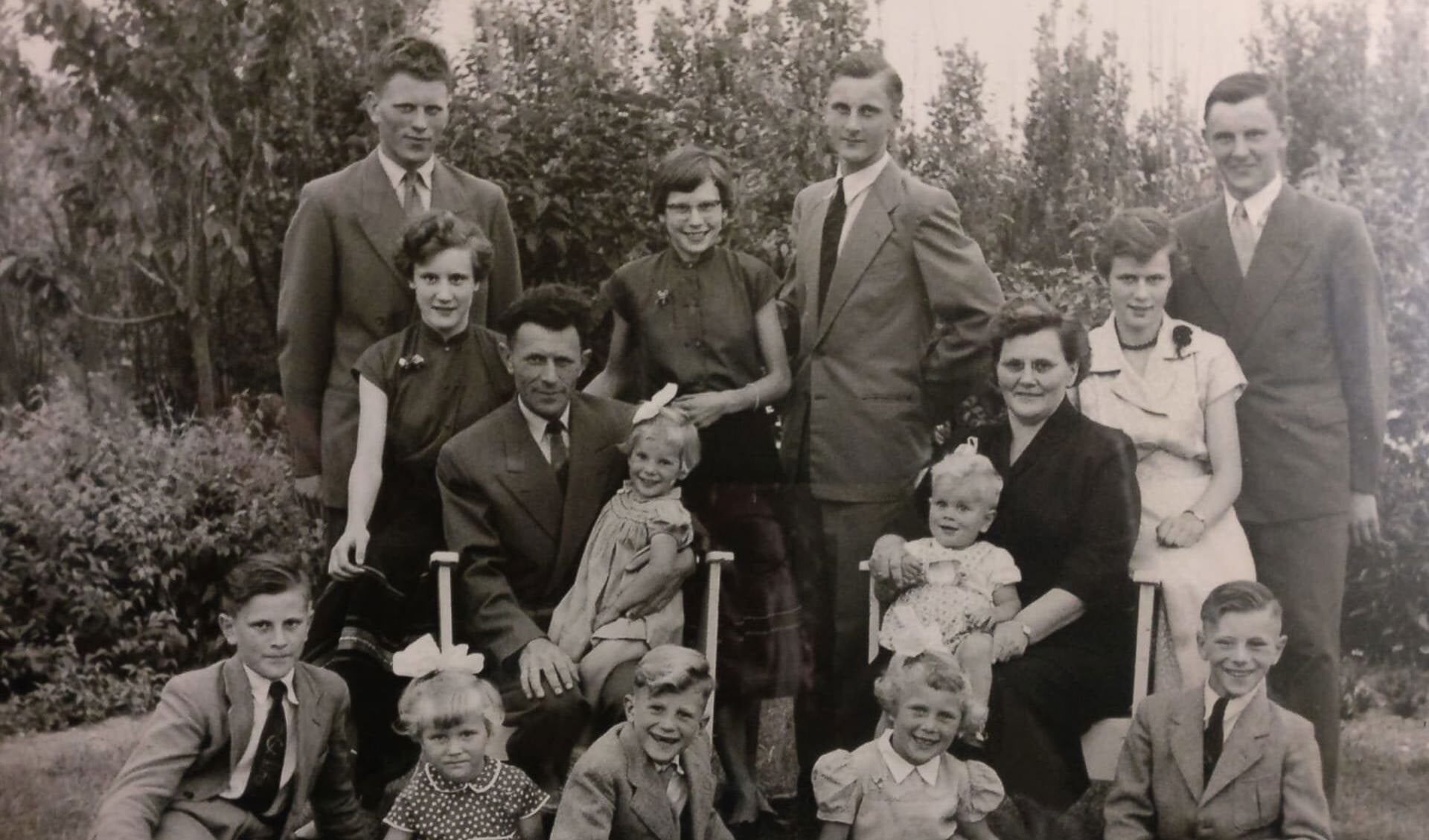 Het complete gezin in de zomer van 1954.