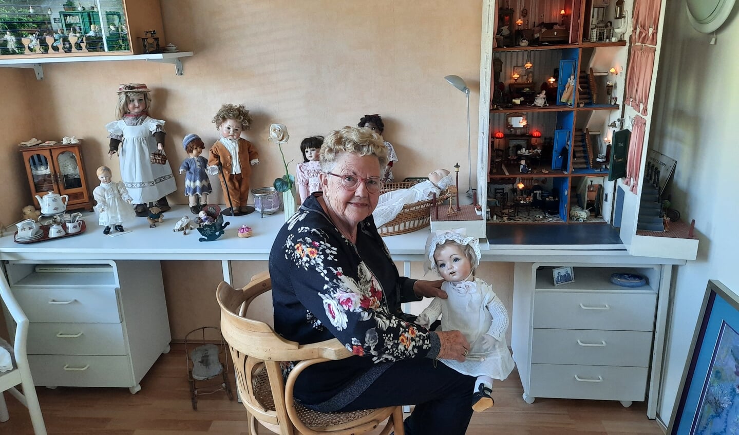 Gerda heeft een eigen kamer waar ze een soort droomwereld heeft geschapen, met zelfgemaakte poppen. 