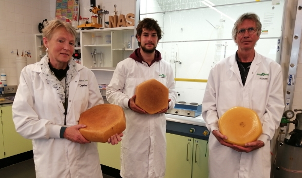 Zo komt Alkmaars Goud eruit te zien. Op de foto Franka Dekker, student Victor en Jaap Groen.