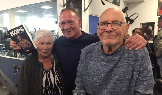 <p>Bert met zijn apetrotse ouders Hennie en Bert sr..</p>