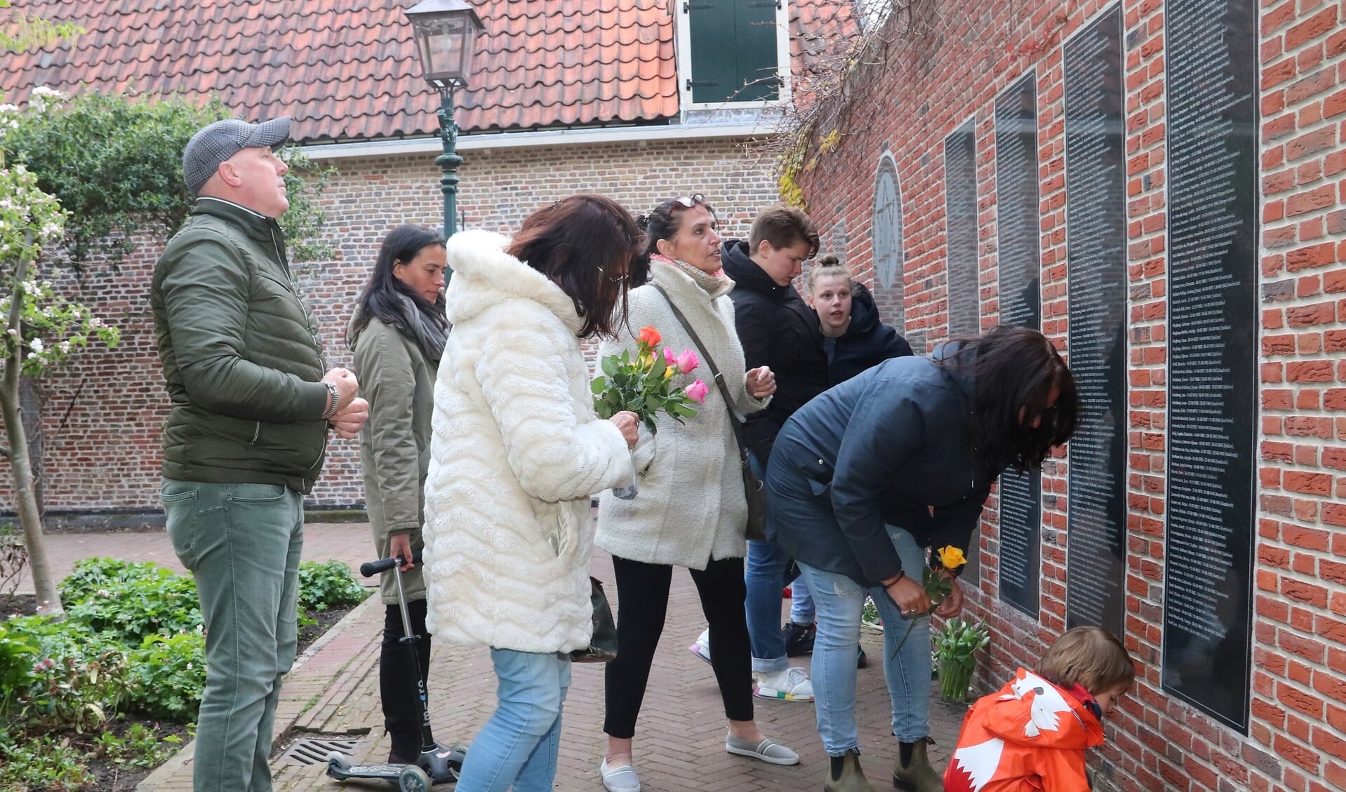 Vanaf 4 mei 2013 herdenkt Mieke Mulder met haar familie haar gestorven familie bij het joodse monument in de Appelaarsteeg. 