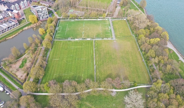 <p>Te korte voetbalvelden HVV Hollandia en HCSV Zwaluwen’30. </p>