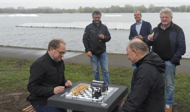 <p>Het eerste potje werd met spanning bekeken. Op de foto staan onder anderen wethouder Schotanus en Albert Kalkhoven.</p>