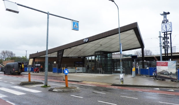 <p>De luifel van NS-Station Castricum met schade.</p>