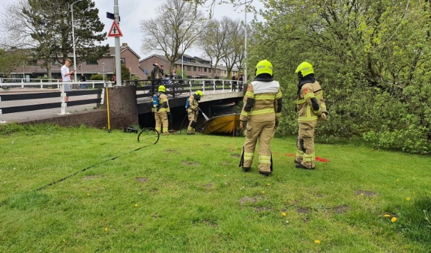 <p>Er is weinig meer over van het uitgebrande bootje.</p>