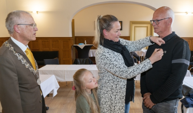 <p>Cees Pronk krijgt het Ere-insigne in goud.</p>