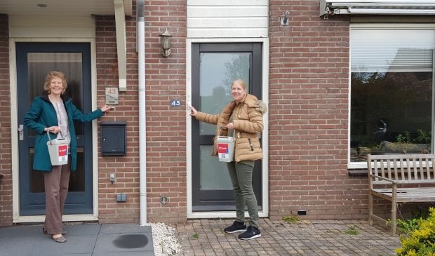 <p>Eline Schut, rechts neemt het stokje over van haar moeder Riana Schut.</p>