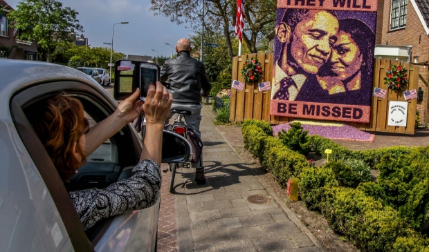 <p pstyle="PLAT">Wel makkelijk als je met de auto het evenement bekijkt, bij Barak en Michelle Obama.</p>