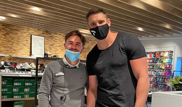 Luca Hutten nam meteen even de kans voor een plaatje met Rico Verhoeven. ,,Man, die benen van hem. In één been passen er twee van mij.''