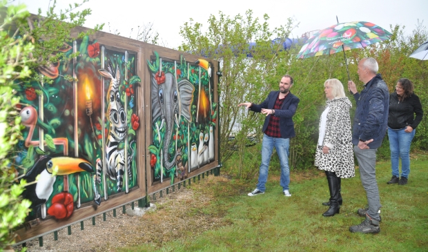 <p>Ramon Bruin, Joke Kruit en Kees Stoop, voorzitter van Zwembad Waarland bij het kunstwerk.</p>