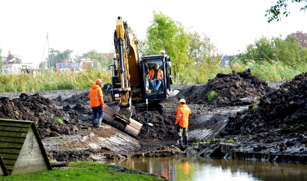 <p>Het werk buiten ging gewoon door in 2020, hier wordt een 3 kilometer lange boezemwand gebouwd.</p>