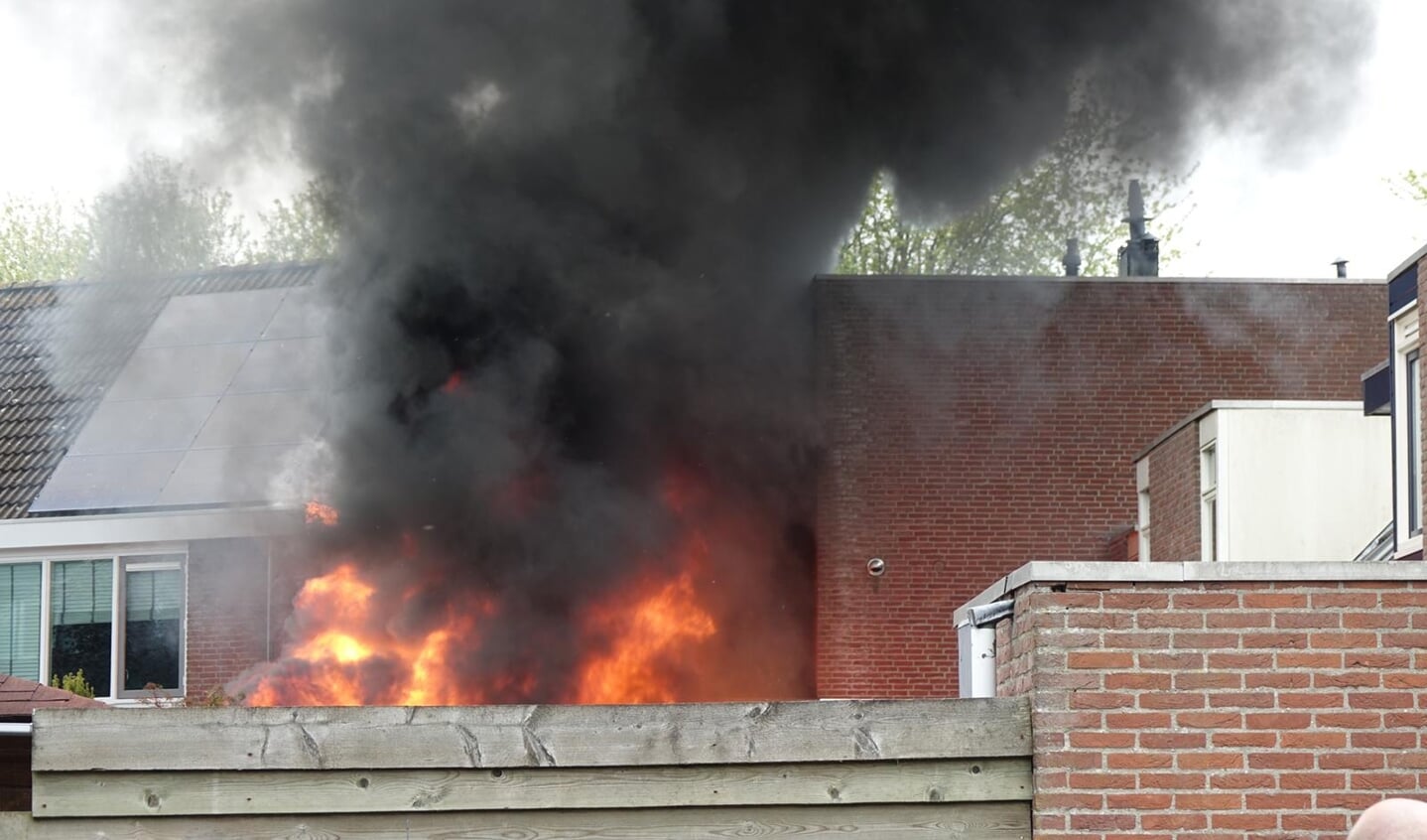 Omliggende woningen zijn ontruimd bij woningbrand Enkhuizen.