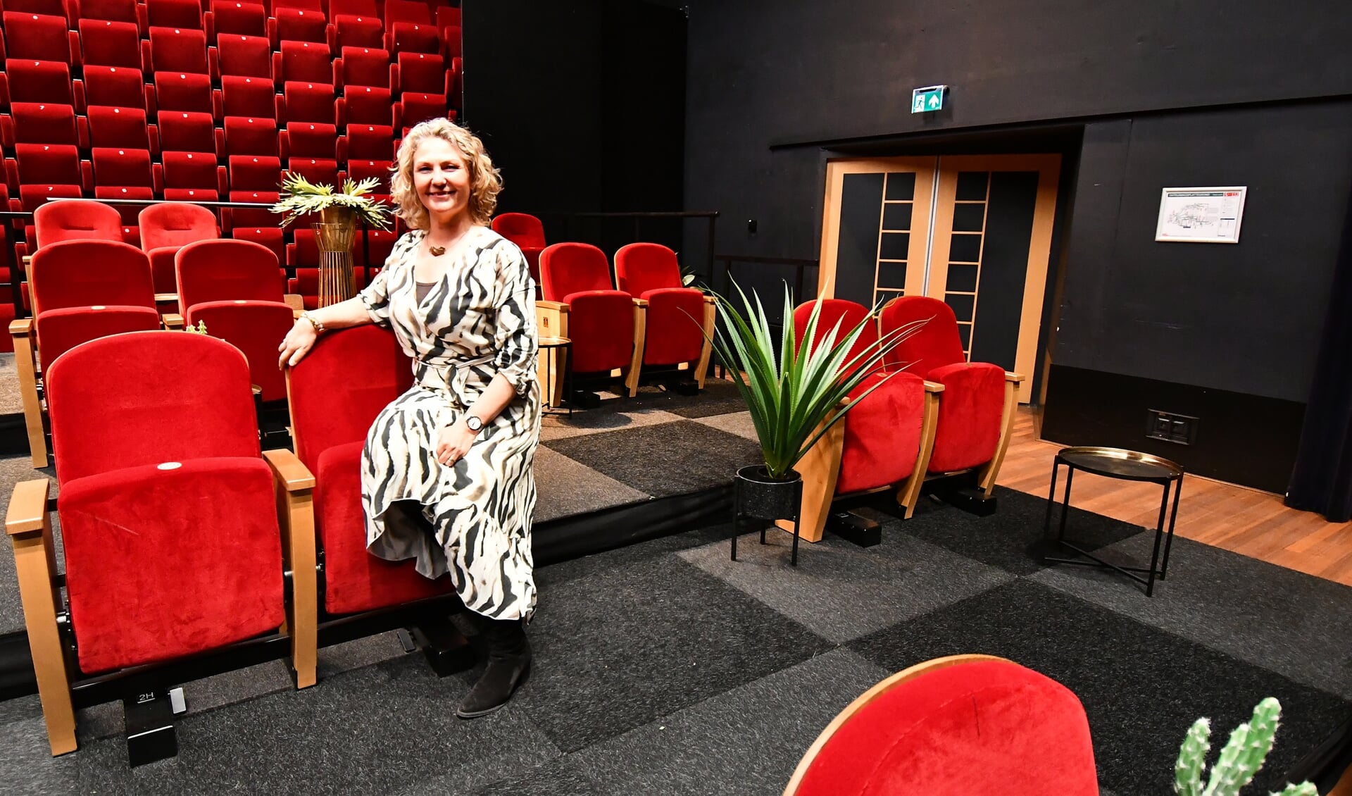 Angelique Finkers in de kleine zaal die nu zo is ingericht dat er - coronaproof - zitjes zijn gemaakt voor maximaal dertig bezoekers waarbij de sfeer behouden blijft. 