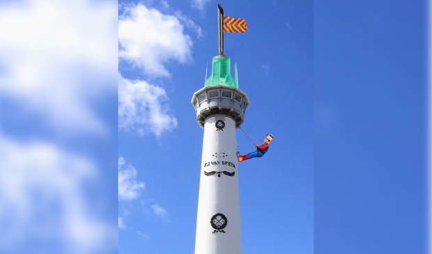 <p>Geen berg zo steil of hoog, daar een ezel, met goud beladen, niet op klimt?</p>