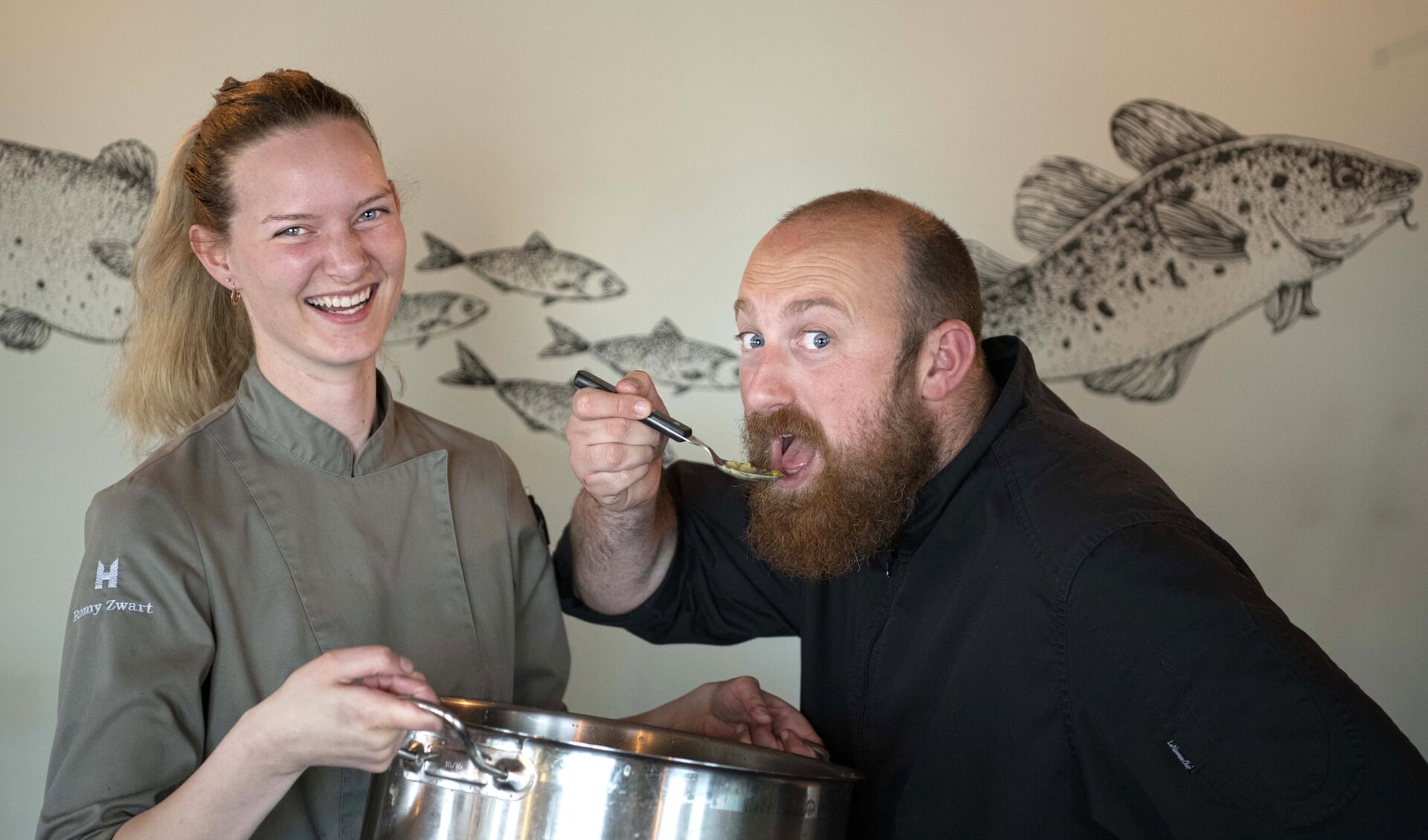 De Waterraaf chef-kok Sylvester van Westrop en sous-chef Romy Zwart proeven de Vrijheidsmaaltijdsoep voor. Hun mening: 'van geluk juichende smaakpapillen!'    