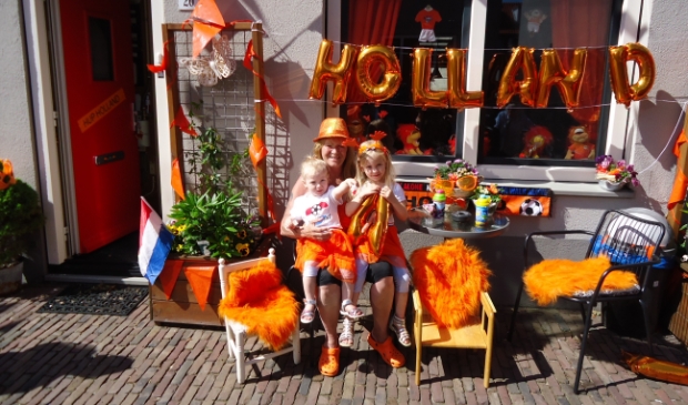 <p>Oma Marjon met twee van haar kleinkinderen.</p>