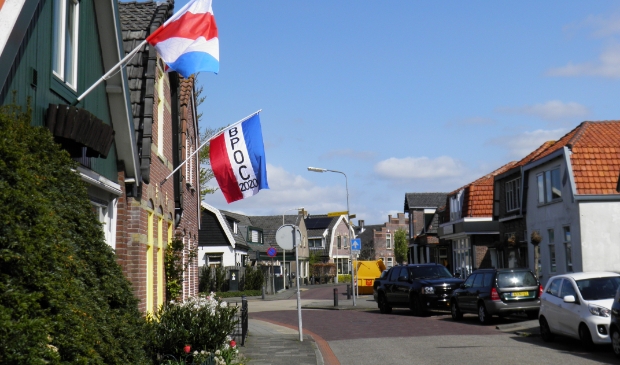 <p>Protestvlaggen hangen uit in de Bakkummerstraat.</p>