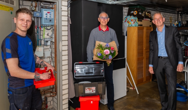 <p> Bewoner Maurits Wagenaar wordt hier geflankeerd door monteur Danny Wouters (SVP) en rechts directeur Gijs de Man (SVP). </p>