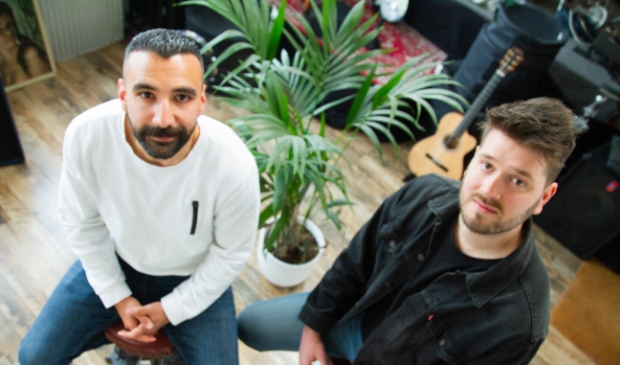<p>Componist en arrangeur van Ten-Hut, Bas Gaakeer (rechts) en gastsolist Burak Dolutas. </p>