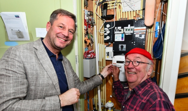 <p>Robert Hemmen, directeur van WeSpark, en Harry Slinger die ook de EARN-E in zijn meterkast gebruikt.</p>