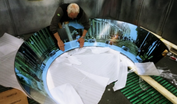 <p>Peter Huisman van Expotise is hier bezig met het maken van het historisch panorama van de Hoofdgracht.</p>
