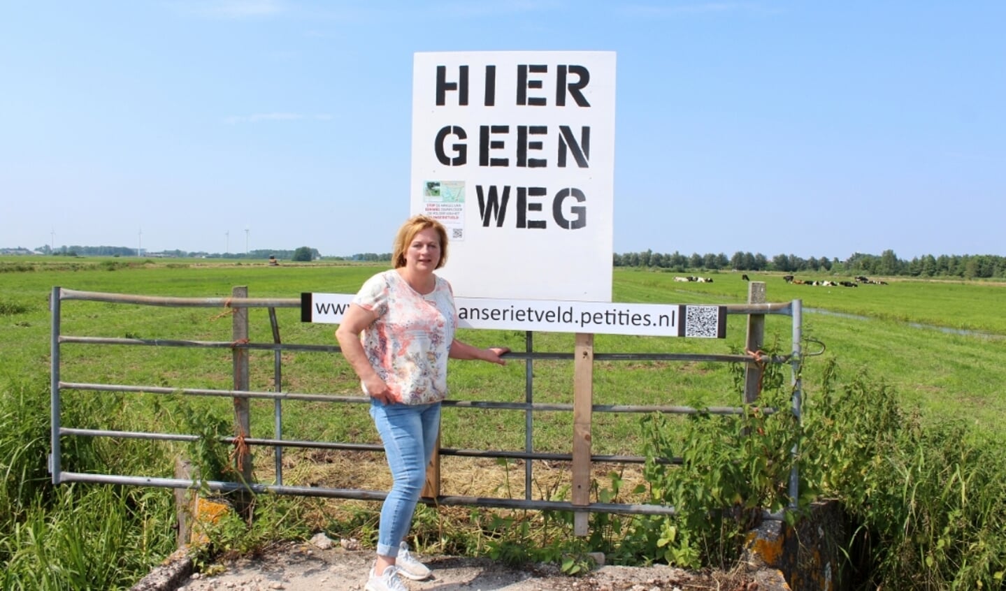 In het Zaanse Rietveld wordt door Jeanette Dijkshoorn aandacht gevraagd voor een petitie om de polder te redden. 