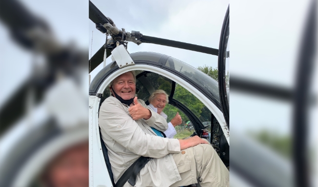 <p>Coby op de foto rechts met haar zoon in de helikopter, net voor vertrek.</p>