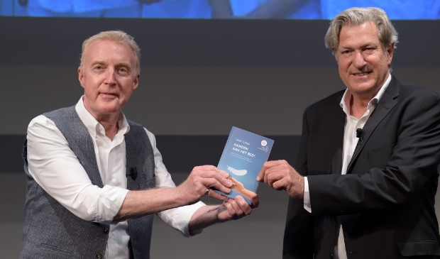 <p>André van Duin en Henk Eising met het eerste exemplaar van het boek. </p>