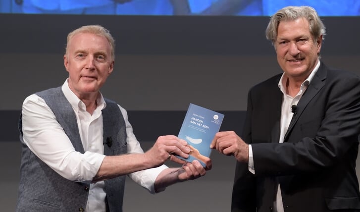 André van Duin en Henk Eising met het eerste exemplaar van het boek. 