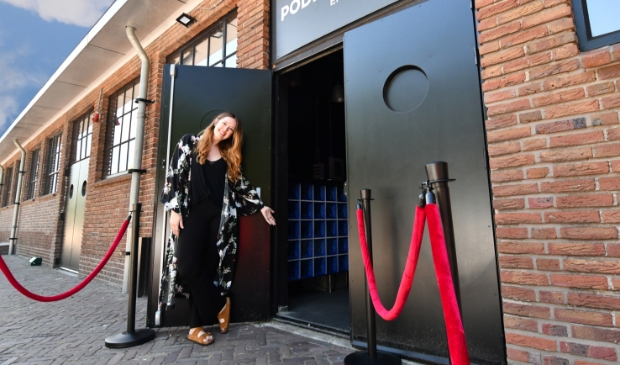 <p>Lisanne de Haan heet de bezoekers weer van harte welkom bij Podium De Flux.</p>