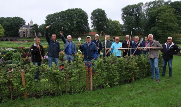 <p>Schoffels, hakken en scheppen werden woensdag 30 juni gratis bezorgd door Sneeboer uit Bovenkarspel.</p>