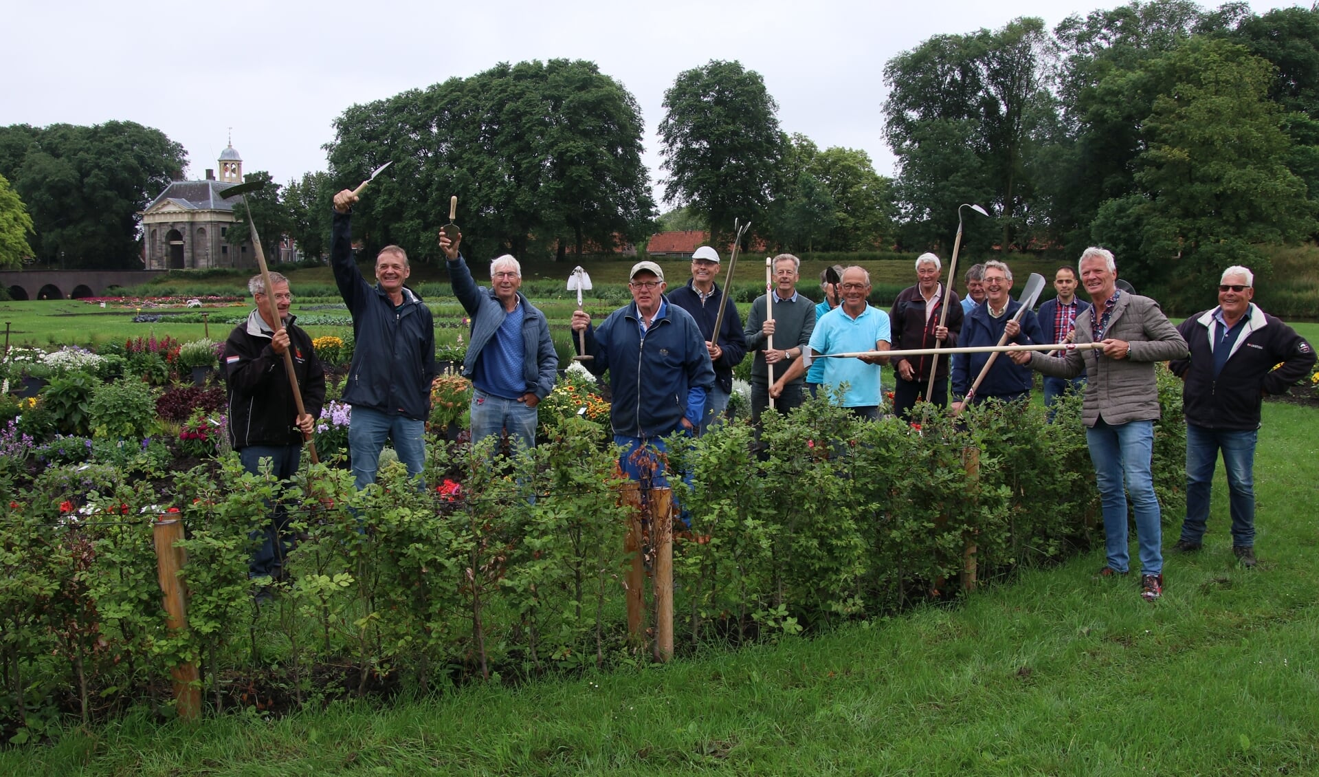 Schoffels, hakken en scheppen werden woensdag 30 juni gratis bezorgd door Sneeboer uit Bovenkarspel.