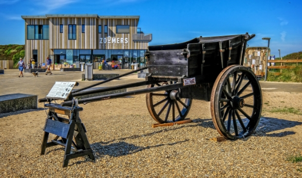 <p>De schelpenkar staat te schitteren in de zon nabij strandpaviljoen Zoomers.</p>