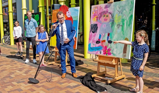 <p>Wethouder John Does vraagt Danie (r) naar het verhaal achter haar winnende kunstwerk.</p>