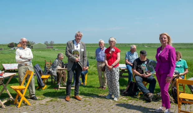 <p>'Vogels in De Zeevang 2000-2020’ werd uitgereikt aan Esther Rommel, gedeputeerde voor onder meer natuur en landschap, en Hans Schütt, wethouder in Edam-Volendam.</p>