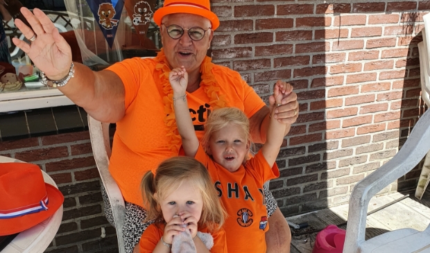 <p>Karin, Shay en Liv zijn er helemaal klaar voor! Kampioenen!</p>
