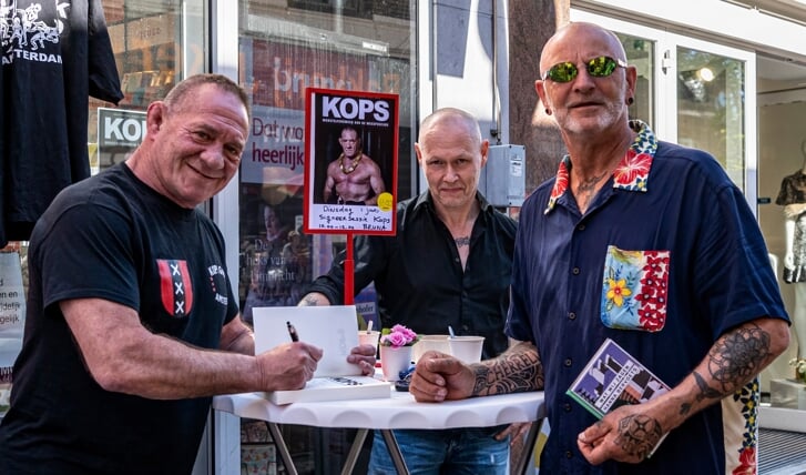 Bert (links) signeert boeken voor enkele liefhebbers.