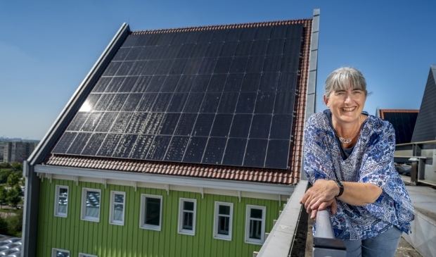 <p pstyle="PLAT">Annette Baerveldt op het dak van het Zaanse stadhuis waar 652 zonnepanelen jaarlijks 156.480 kWh aan elektriciteit opwekken.</p>