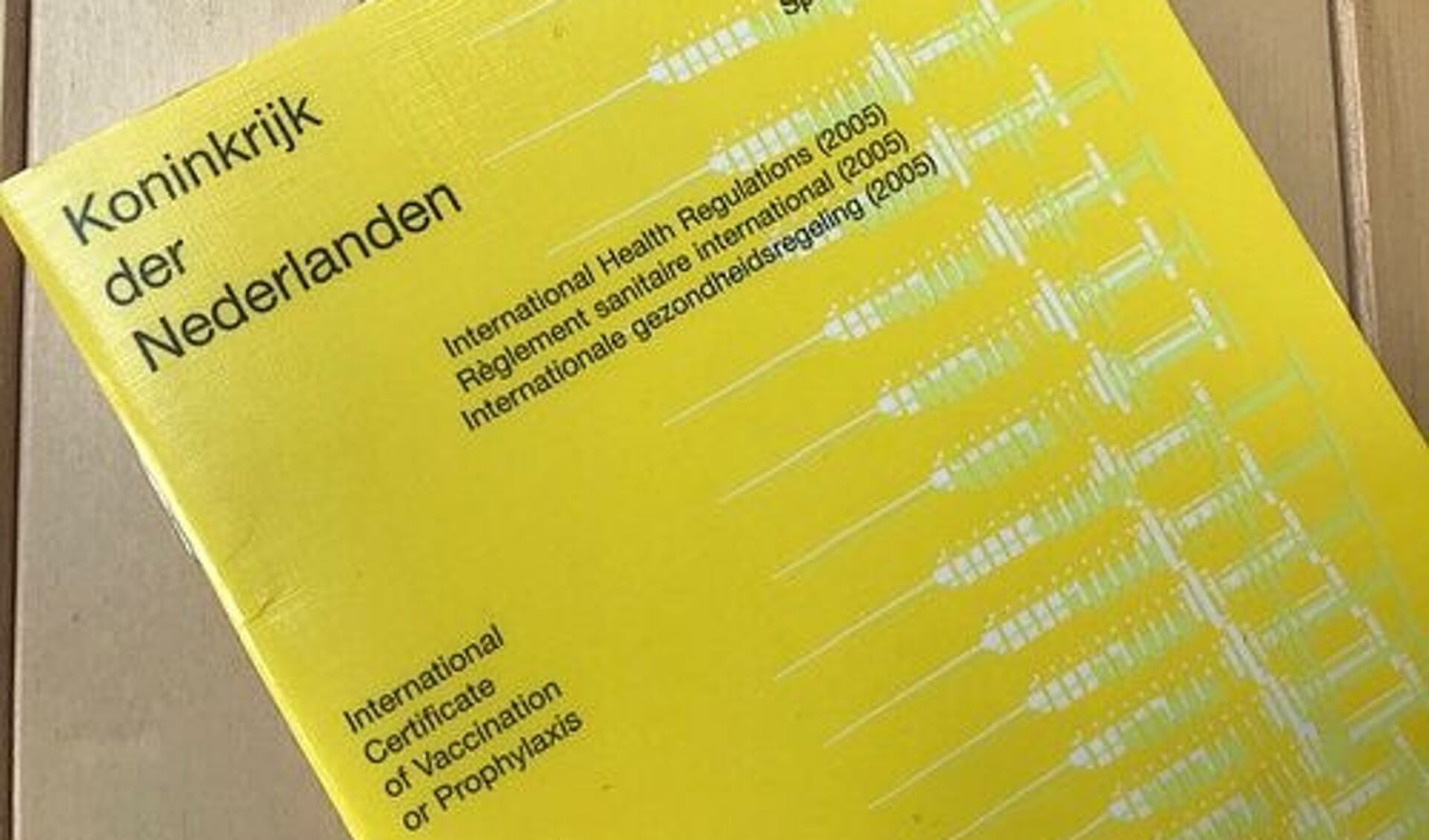 Het gele boekje is een goed alternatief voor het digitale coronapaspoort.