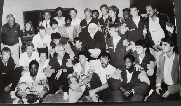 <p>De selectie van PSV, met Moeder Teresa in het midden en Lilian Teunissen (staand 2e van links).</p>