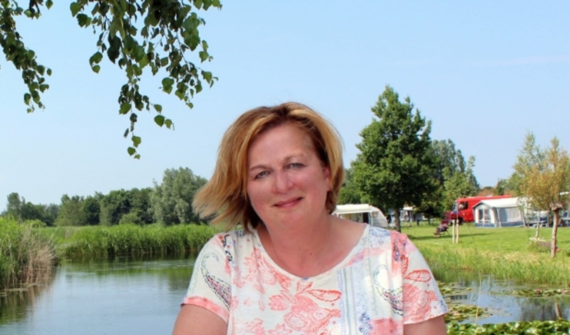 Jeanette Dijkshoorn strijdt met een petitie tegen een weg in het Zaanse Rietveld, die ook haar camping Polderflora zou doorkruisen.