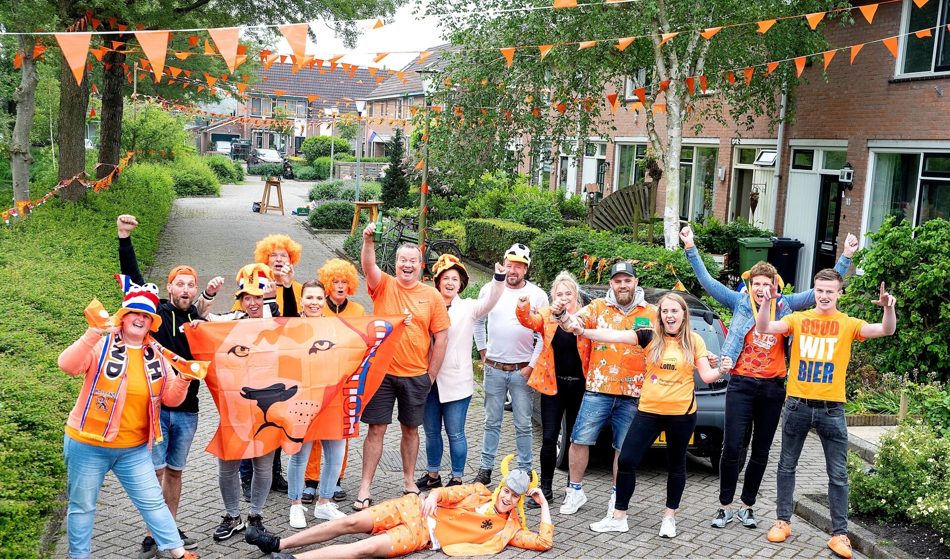 De bewoners van Katuil hebben weer flink hun best gedaan. Go Oranje!