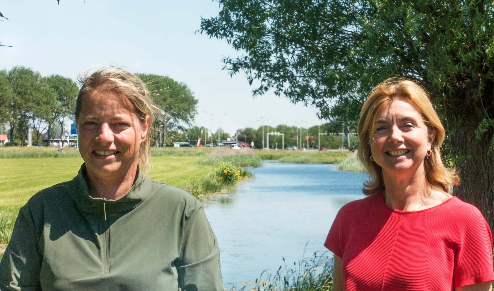 Viviènne Sanders en Mirjam van der Horst op de scheidslijn van hun gebied de Schulpvaart.