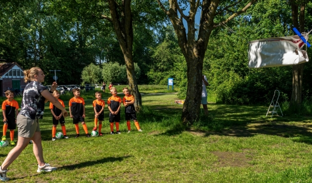 <p>Kogelstoot-topper Jessica Schilder gaat naar de Olympische spelen in Tokio. Gelukkig had ze even tijd voor de kick-off bij Huis aan het Water. </p>