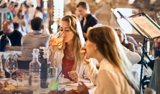 <p>Restaurants mogen vanaf 26 juni tot middernacht open blijven.</p>