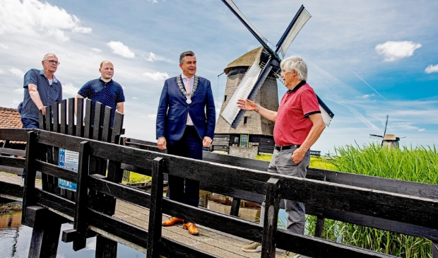 <p>Burgemeester Emile Roemer bezoekt de museummolen. </p>