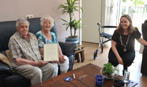 <p>Burgemeester Judith Michel mag gelukkig weer gewoon op bezoek bij jubilerende echtparen, zoals bij het echtpaar Filmer-Span. </p>