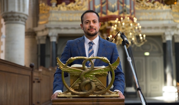 <p>Mounir Samuel in de Grote kerk in Haarlem waar hij op 1 september de Willem Arondéuslezing 2021 uitspreekt.</p>