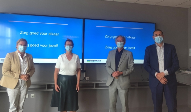 <p>Burgemeester Bonsen (l) bracht een werkbezoek aan het Dijklander Ziekenhuis.</p>